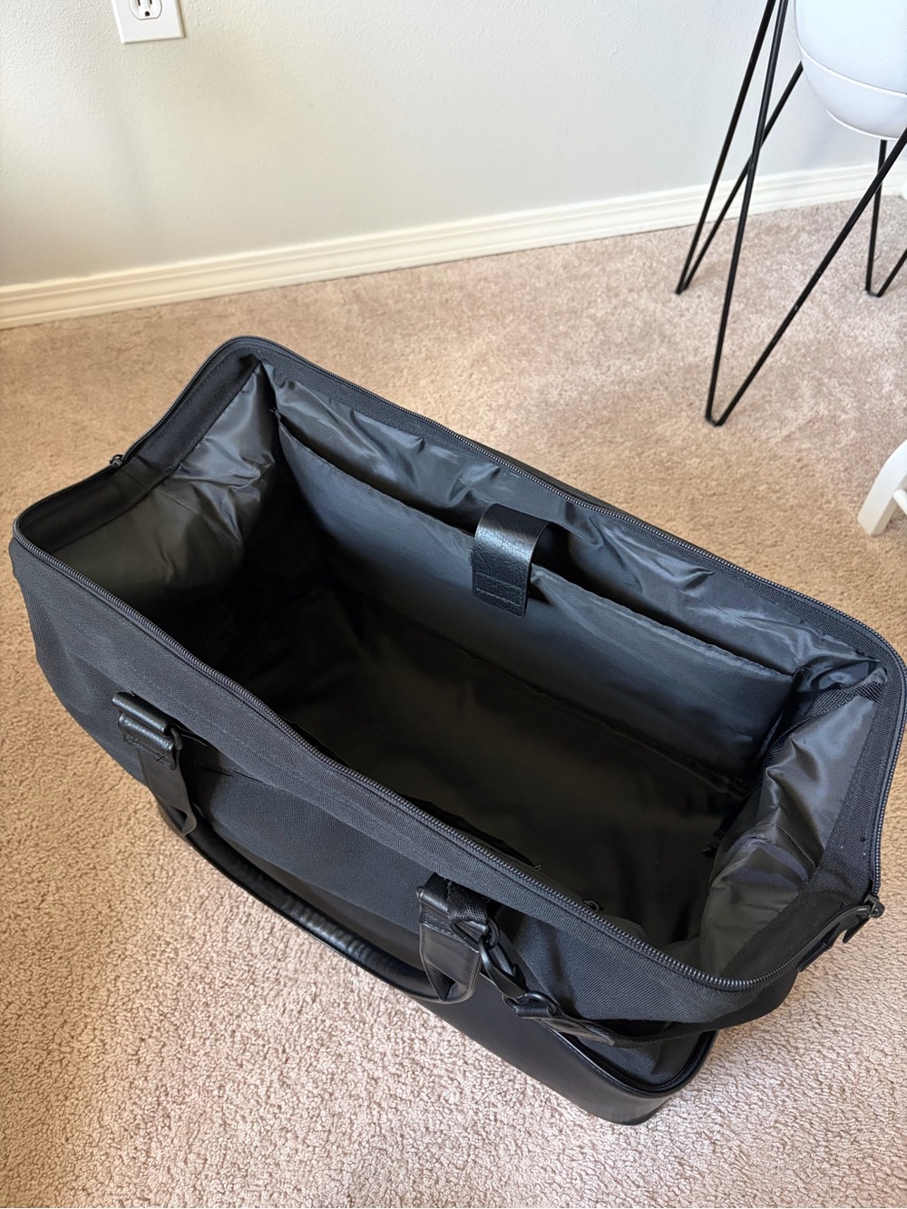 Beis Weekender Travel Bag - Picture 6 of 7